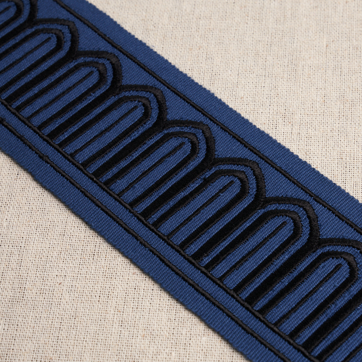 ARCHES EMBROIDERED TAPE MEDIUM | Black On Navy