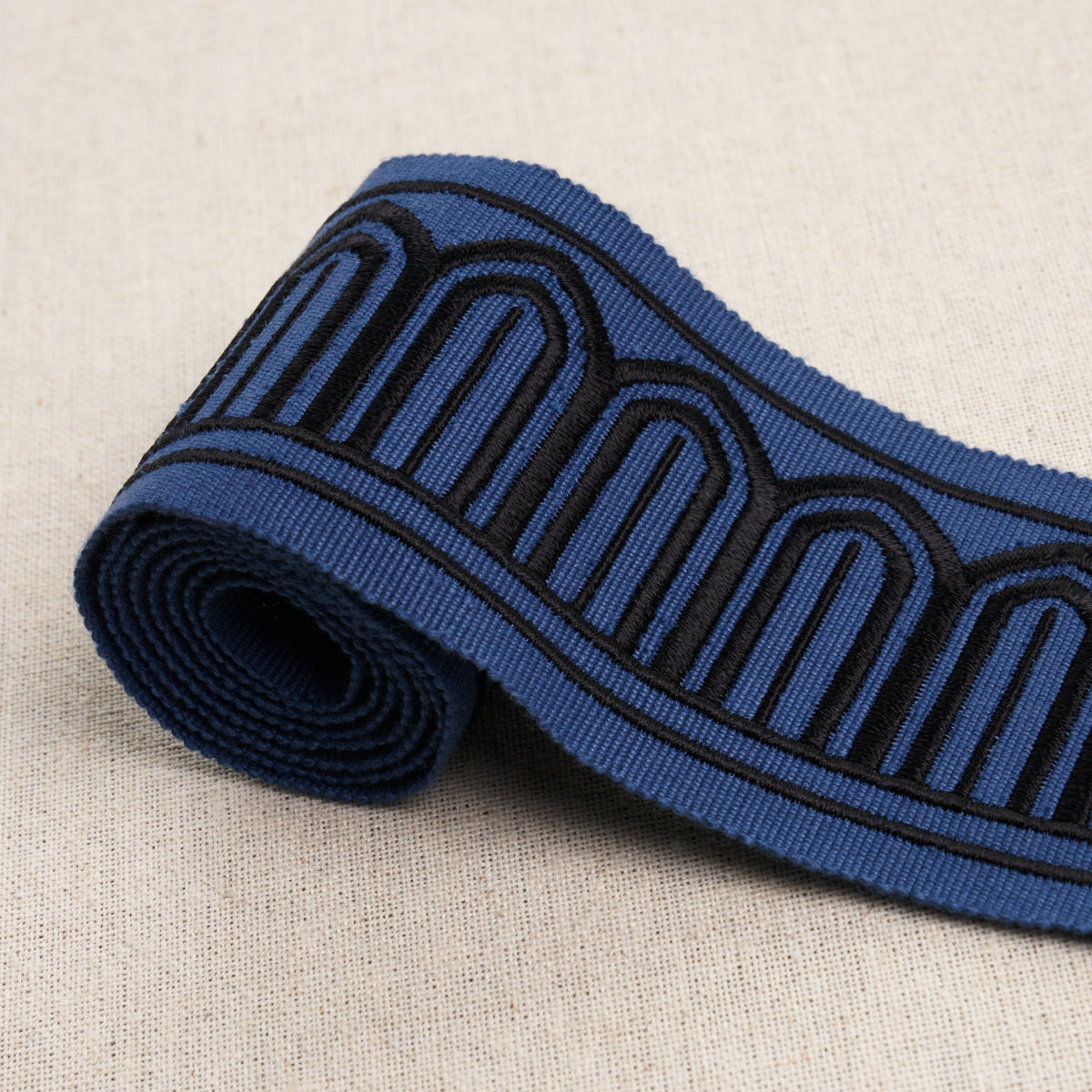 ARCHES EMBROIDERED TAPE MEDIUM | Black On Navy