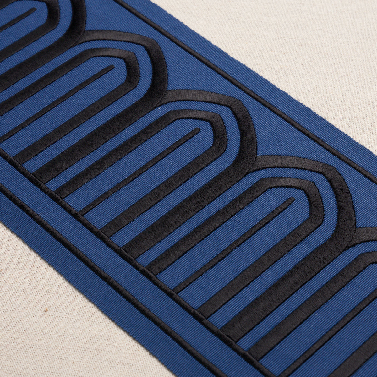 ARCHES EMBROIDERED TAPE WIDE | BLACK ON NAVY