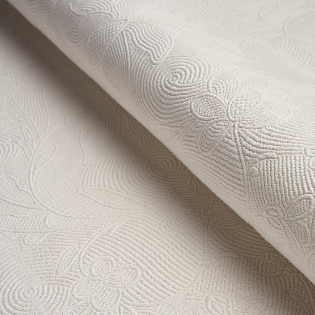 QUILTED SCROLL MATELASSÉ | Ivory