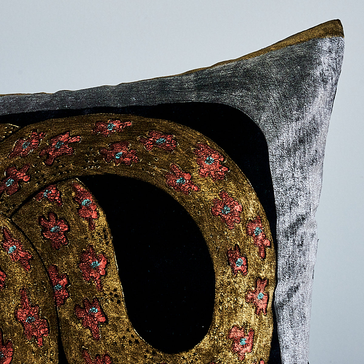 Gilded Serpiente Velvet Pillow | Black