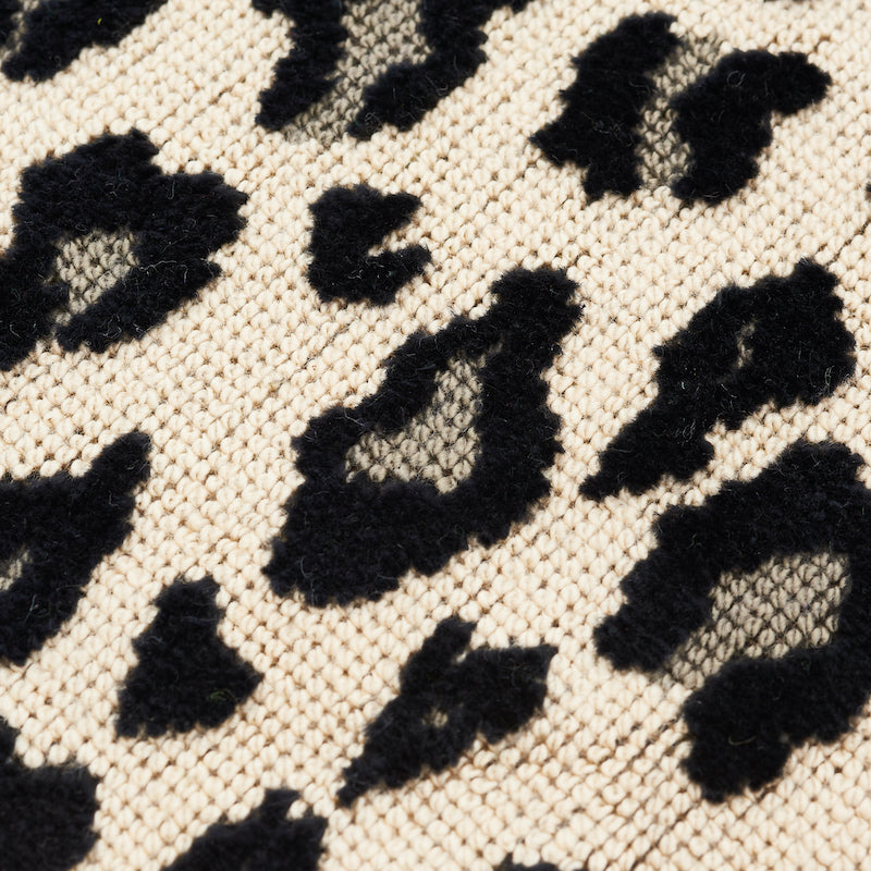 Safari Épinglé Pillow | Snow Leopard
