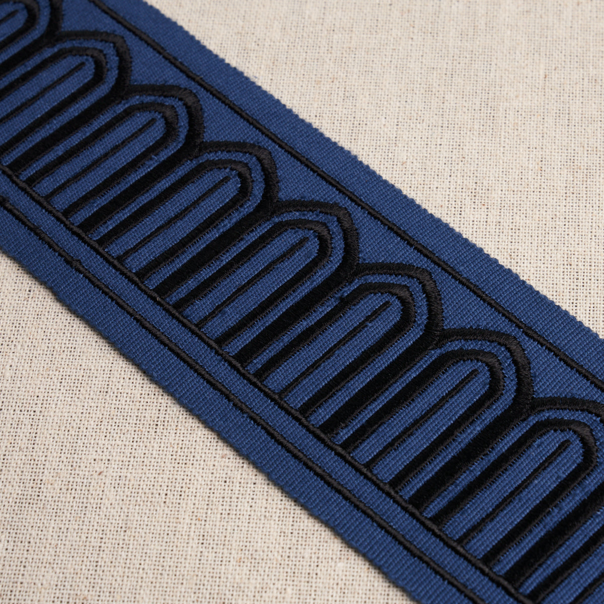 ARCHES EMBROIDERED TAPE MEDIUM | BLACK ON NAVY